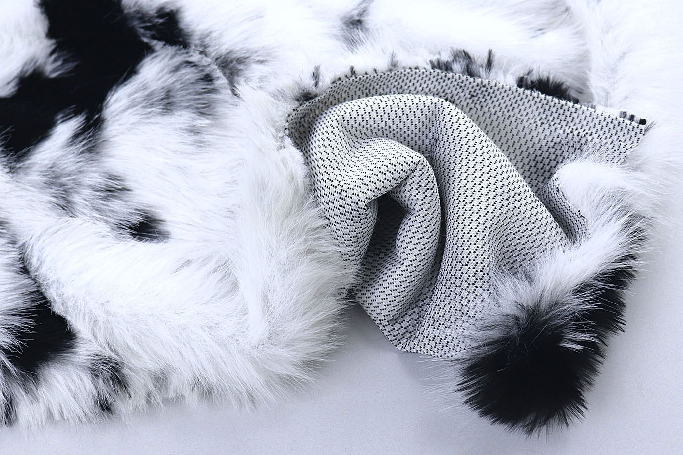 Искусственный мех "Корова" длинноворсовый/пятна черные на белом 1240-5AKA0330