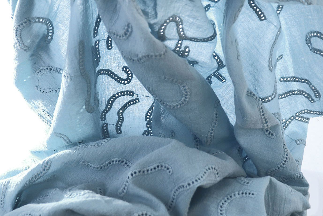 Хлопок "Батист" жатка с вышивкой/серо-голубой 3202-PY/D#4/C#6 (EU4272)