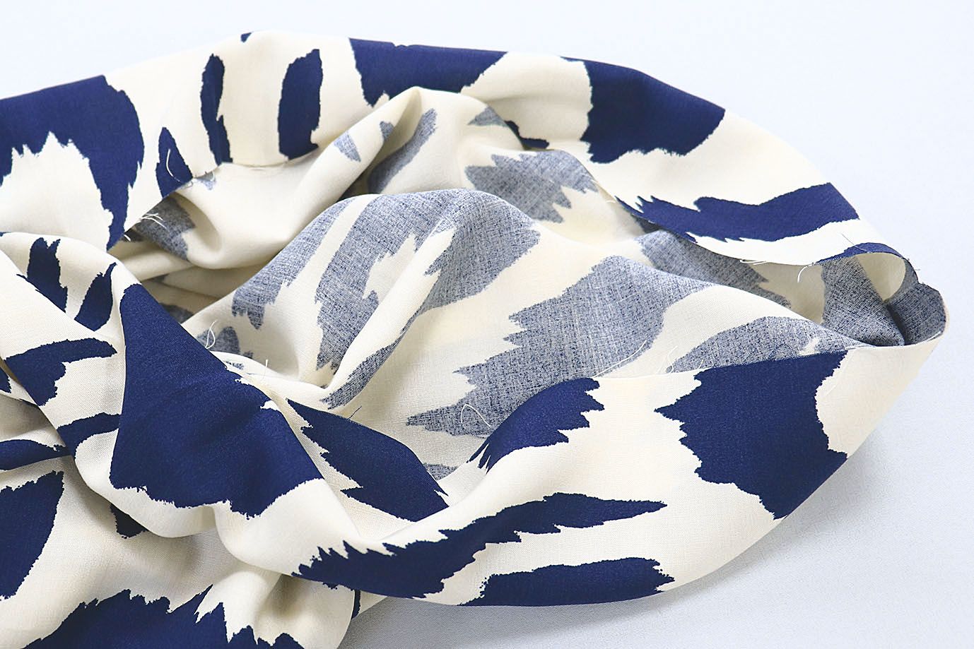 Штапель принт/темно-синий на молочном 3858-PY/D#16/C#4