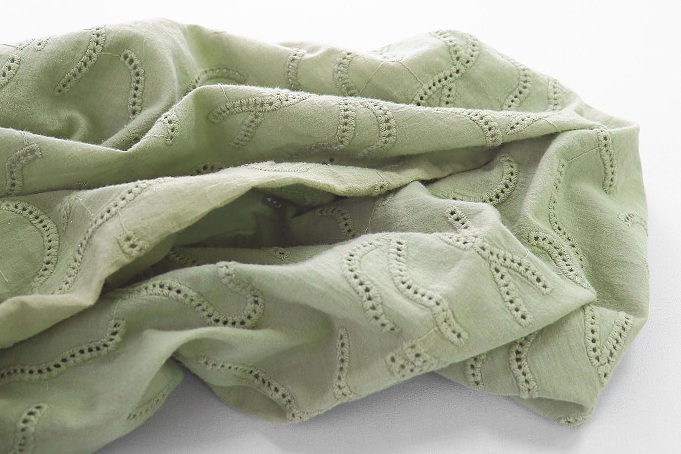 Хлопок "Батист" жатка с вышивкой/серо-зеленый 3202-PY/D#4/C#7 (EU4272)