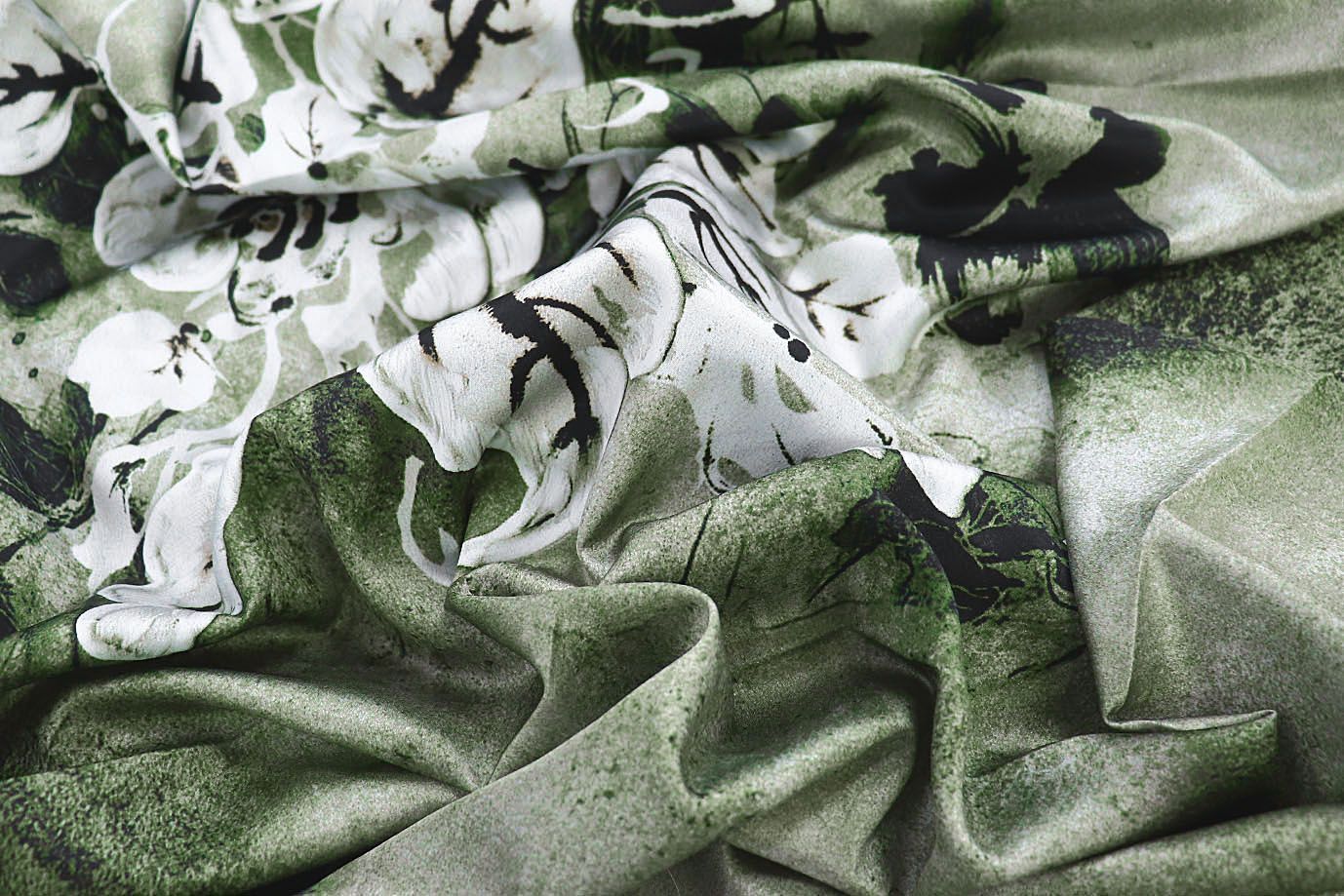 Шелк принт/цветы черно-белые на зеленом 3881-PY/D#4/C#3