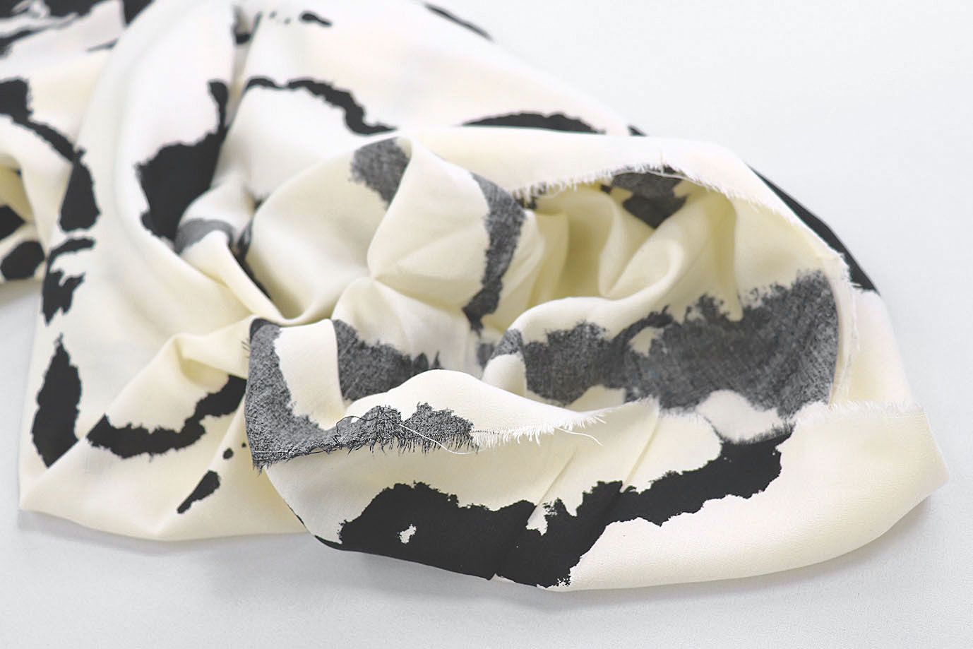 Штапель принт/черный на молочном 1374-PY/D#48/C#2