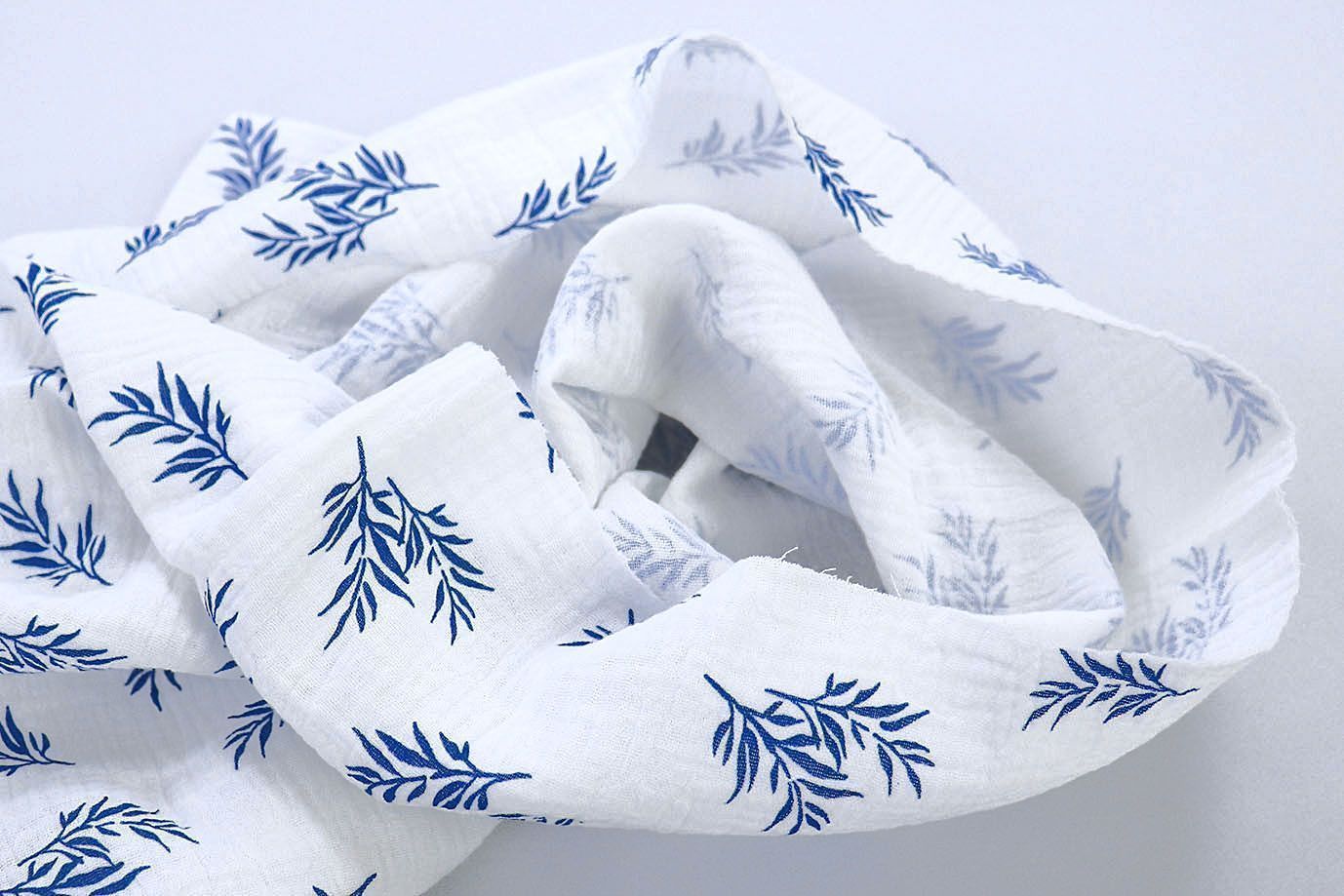 Муслин принт/листья синие на белом 1393-PY/D#14/C#2