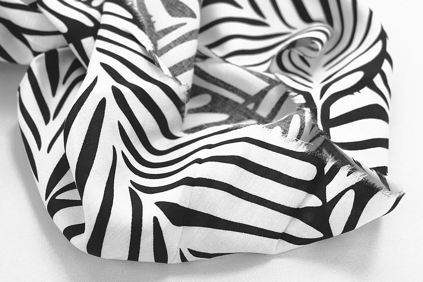 Штапель принт/листья белые на черном 1374-PY/D#20/C#8