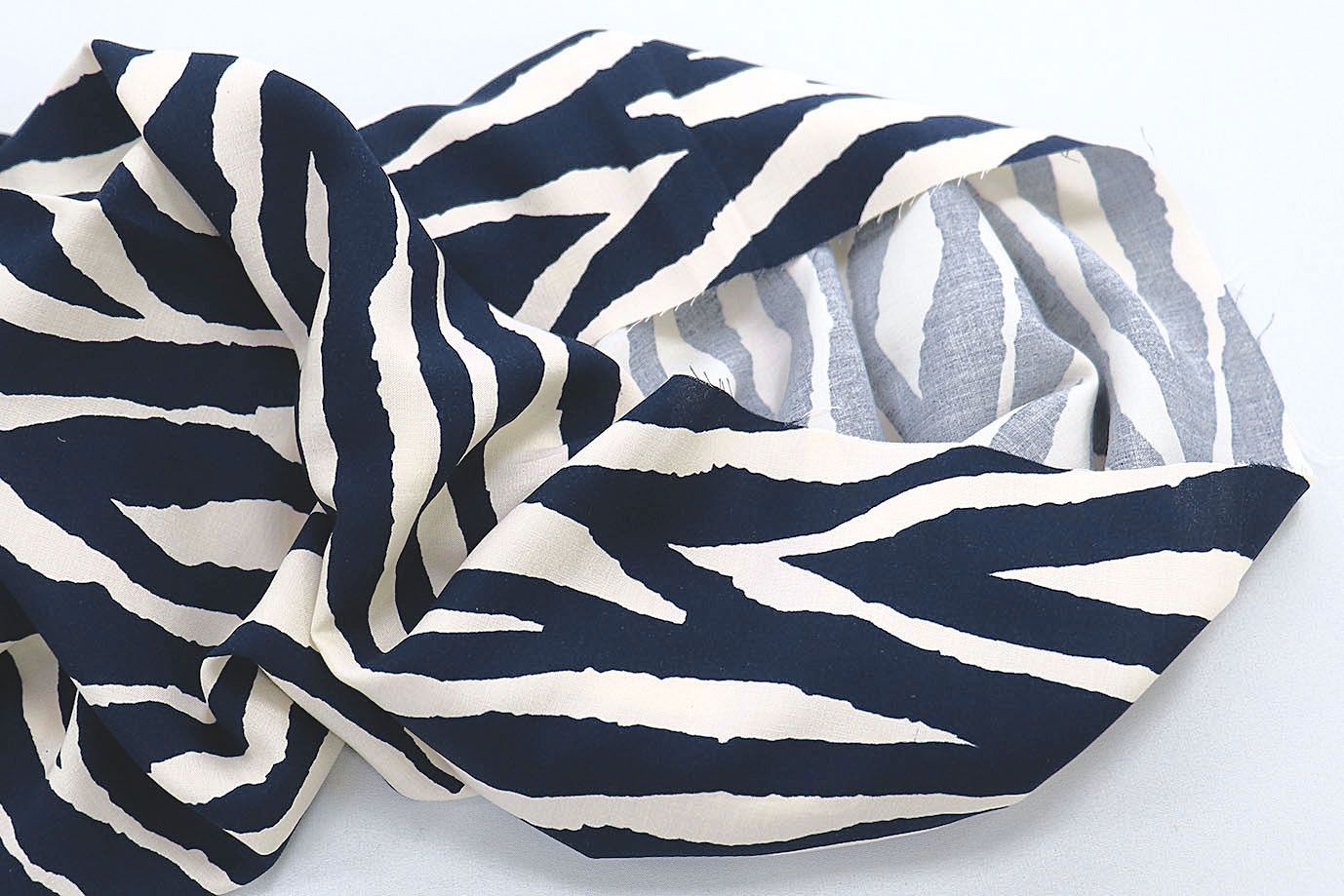 Штапель принт/темно-синий на молочном 3858-PY/D#21/C#3