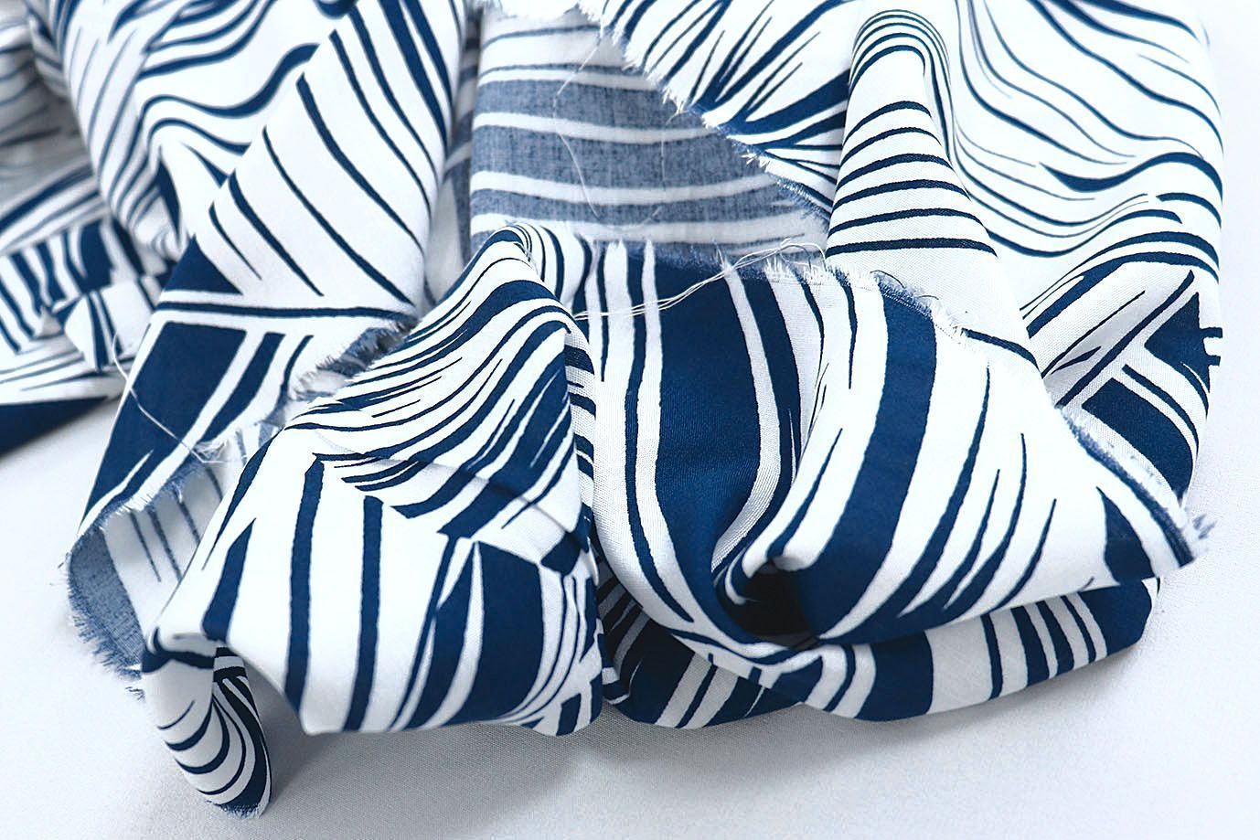 Штапель принт/листья бело-темно-синие 1374-PY/D#21/C#6