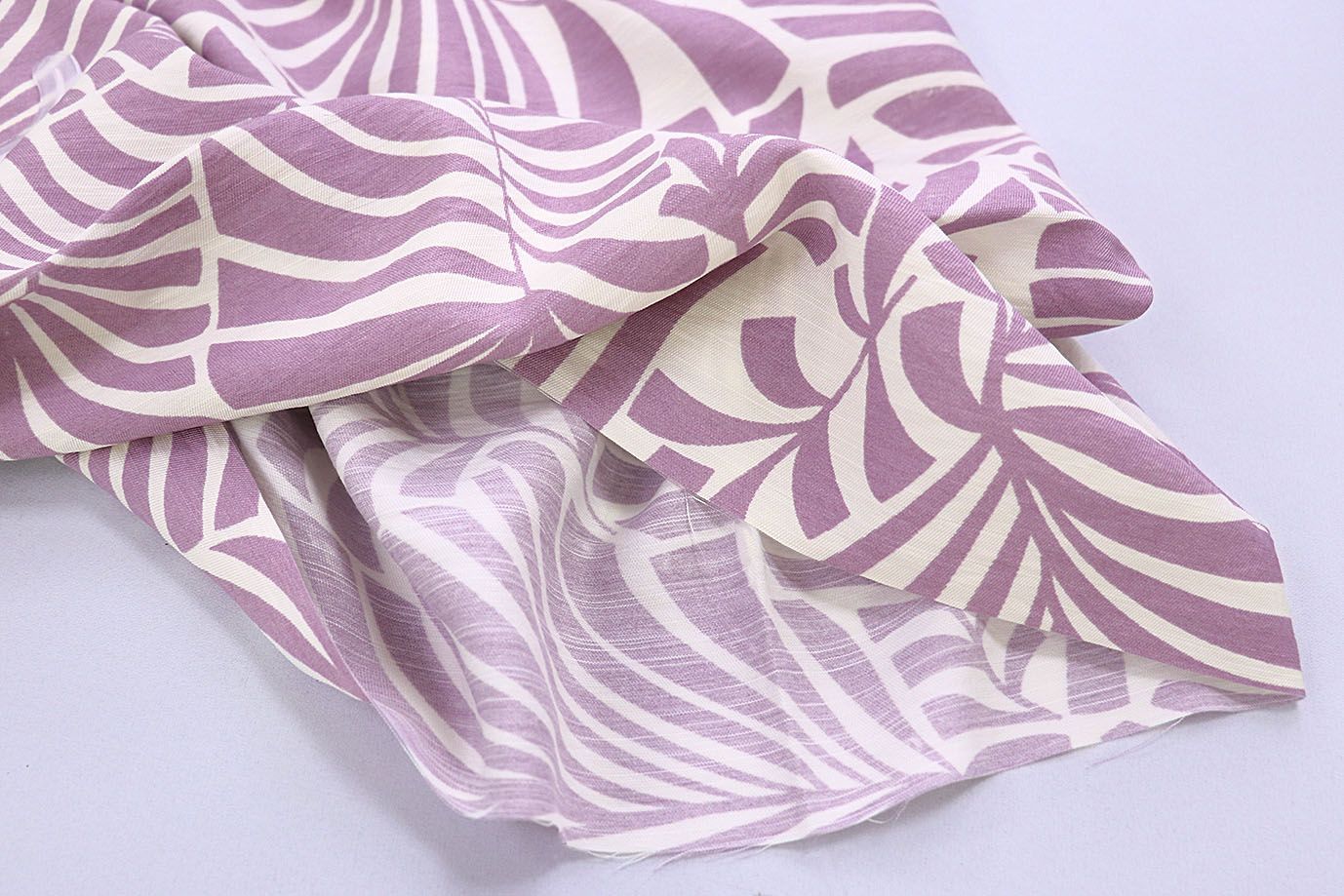 Лен N/R слаб принт/листья сиреневые на белом 3826-PY/D#2/C#4