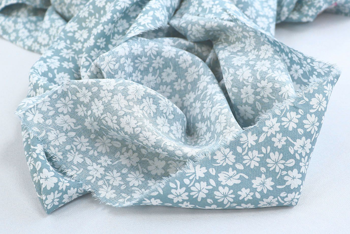 Штапель принт/цветы белые на голубом 1374-PY/D#37/C#6