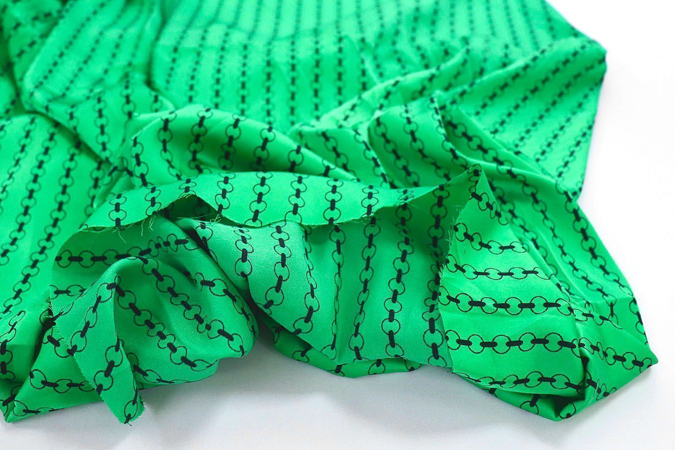 Сатин "Армани" принт/цепи черные на зеленом 3588-PY/D#14/C#3