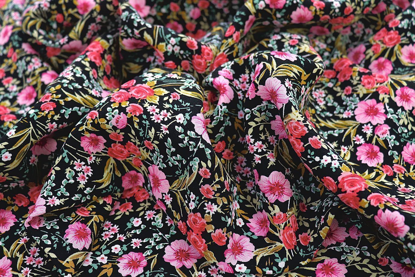 Штапель принт/цветы красно-розовые на черном 3892-PY/D#10/C#2
