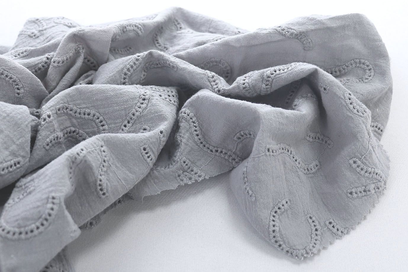 Хлопок "Батист" жатка с вышивкой/серый 3202-PY/D#4/C#5 (EU4272)