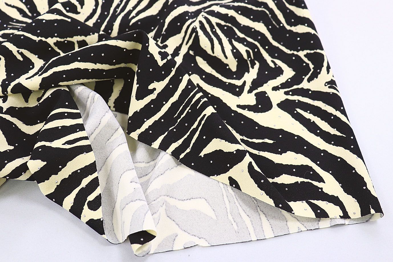 Трикотаж "Скуба" креп со стразами принт/зебра молочно-черная 3779-PY/D#2/C#2