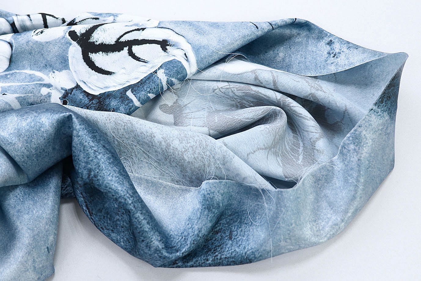 Шелк принт/цветы черно-белые на синем 3881-PY/D#4/C#6