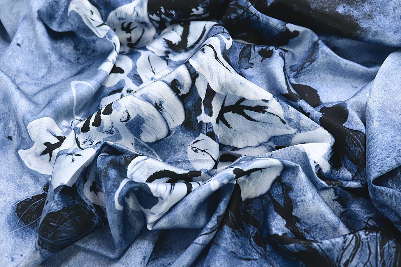 Шелк принт/цветы черно-белые на светло-синем 3881-PY/D#4/C#2