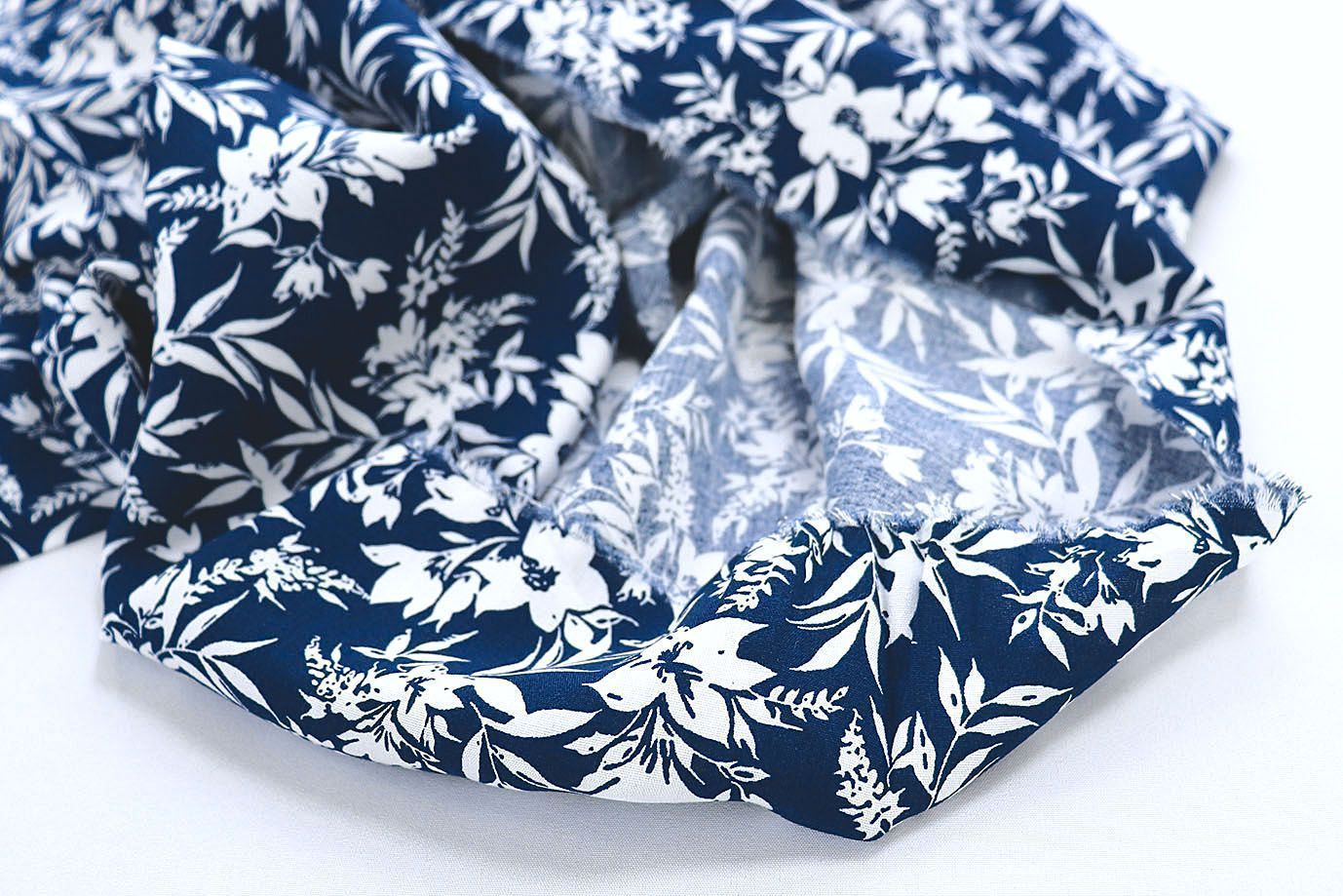 Штапель принт/цветы белые на темно-синем 1374-PY/D#10/C#6