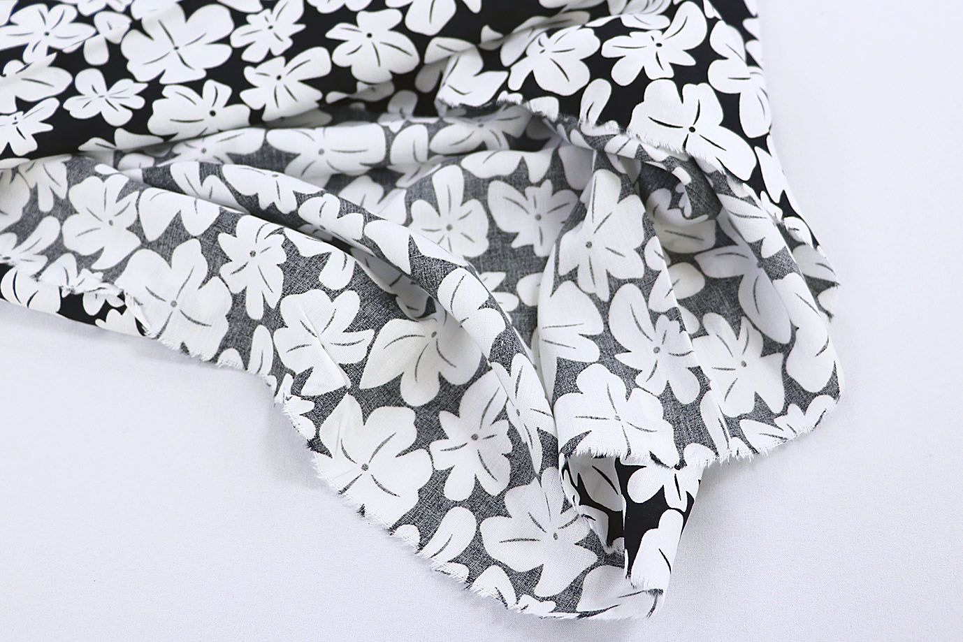 Штапель принт/цветы белые на черном 1382-PY/D#15/C#7