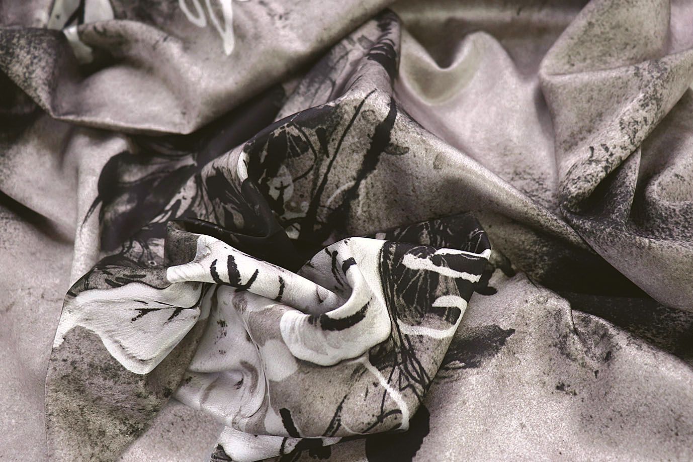 Шелк принт/цветы черно-белые на коричневом 3881-PY/D#4/C#4