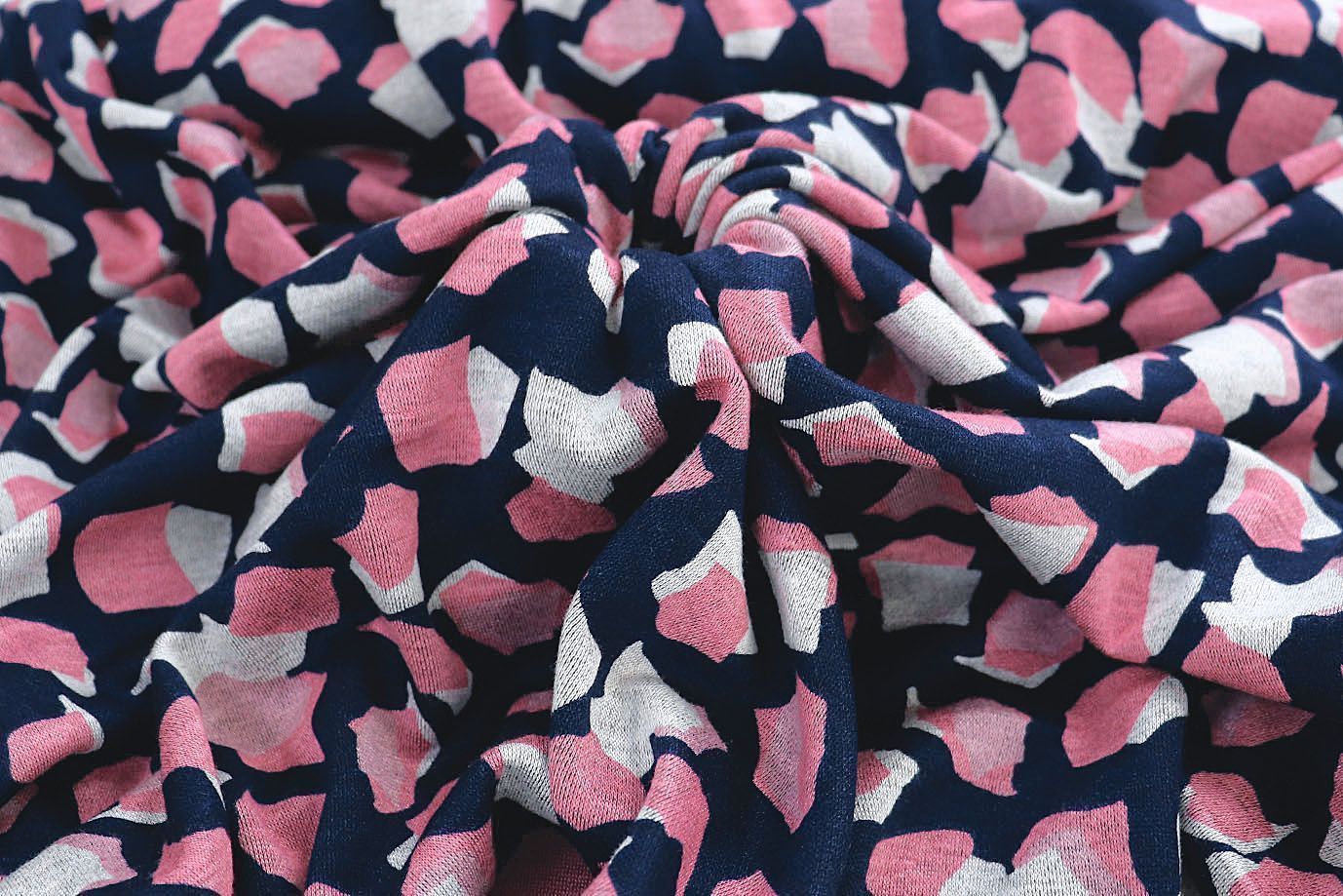 Трикотаж "Модал" принт/бело-розовый на темно-синем 3561-PY/D#15/C#1
