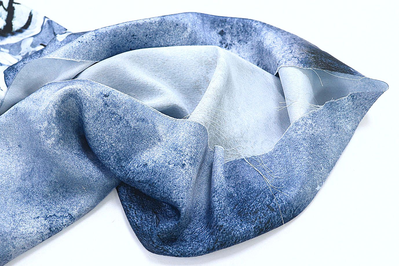 Шелк принт/цветы черно-белые на светло-синем 3881-PY/D#4/C#2