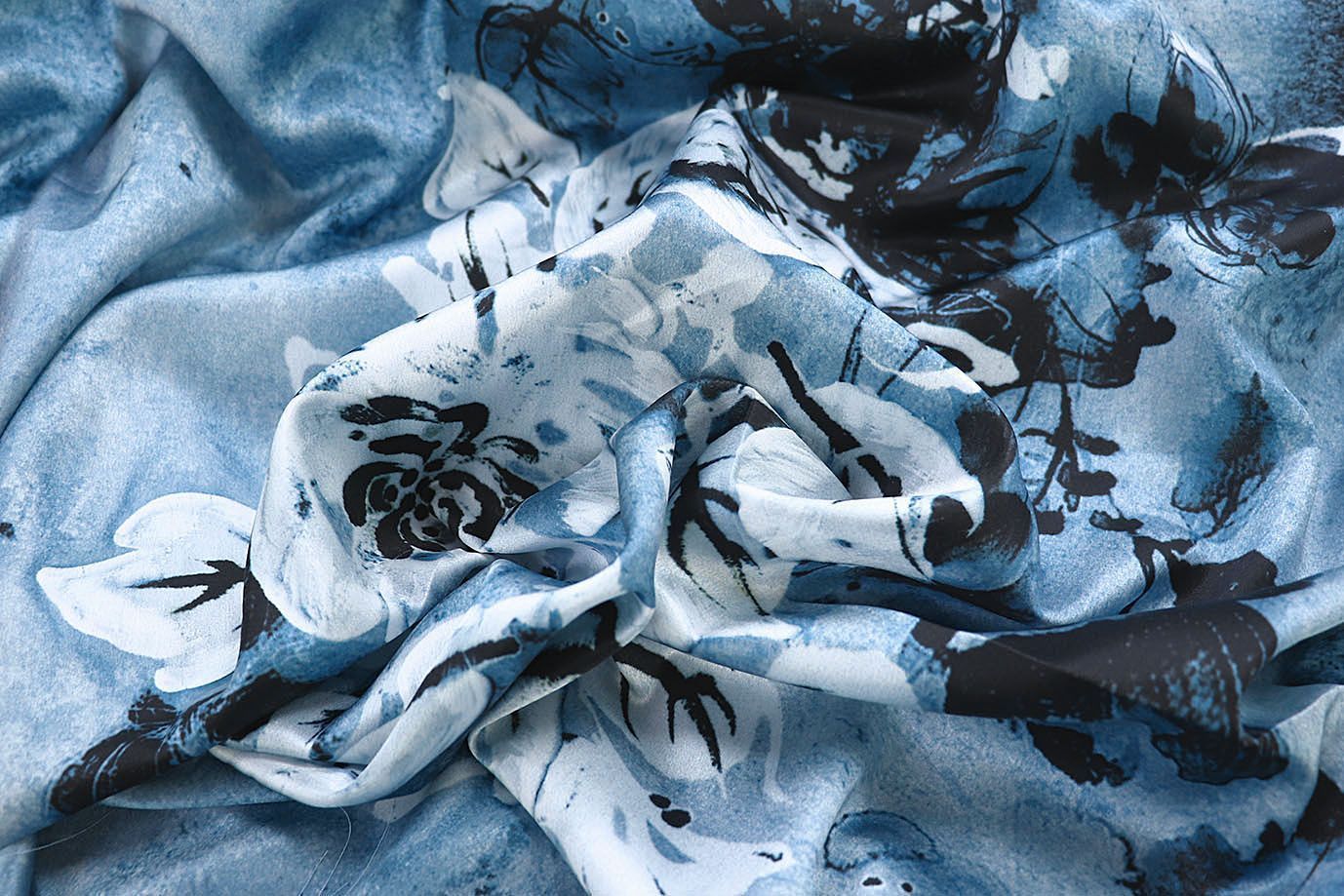 Шелк принт/цветы черно-белые на синем 3881-PY/D#4/C#6