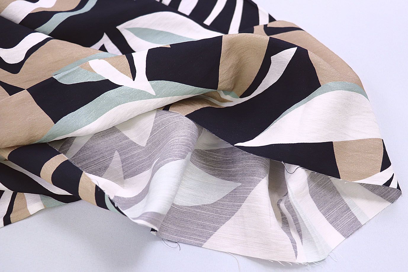 Лен N/R слаб принт/листья мятно-бежевый на черном 3826-PY/D#4/C#2