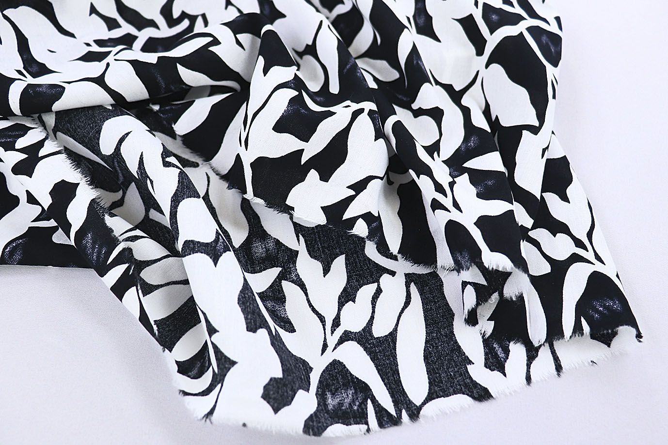 Штапель принт/цветы белые на черном 1382-PY/D#3/C#6