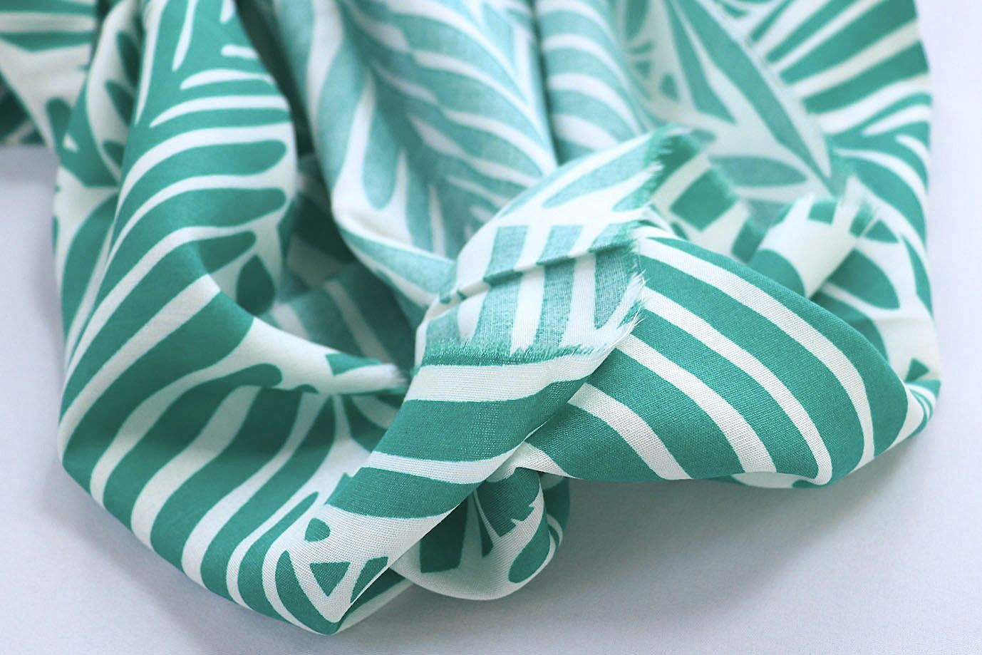 Штапель принт/листья зеленые на белом 1374-PY/D#20/C#2