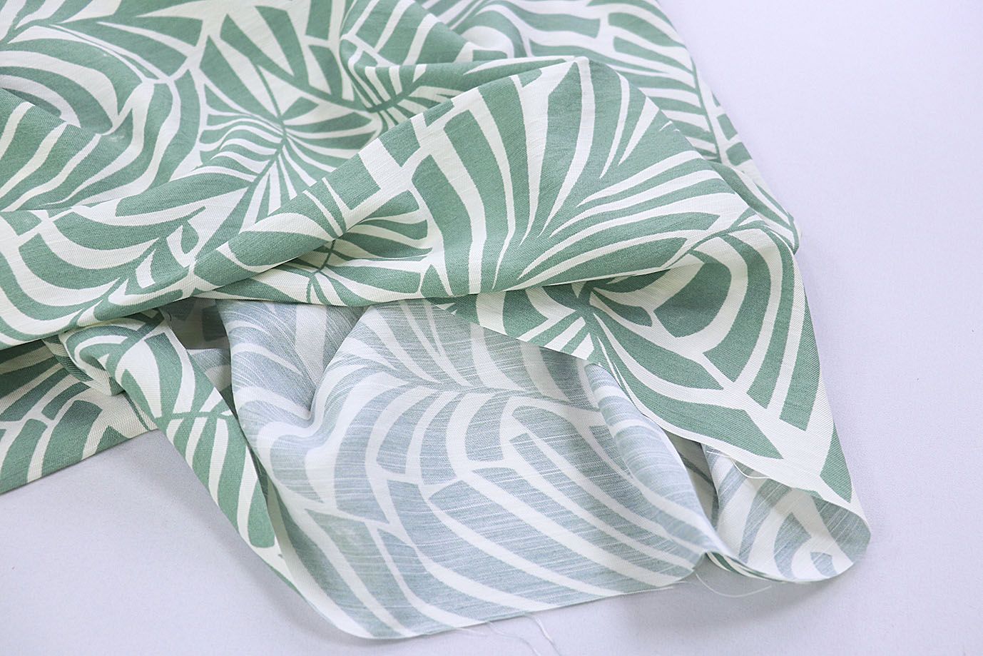 Лен N/R слаб принт/листья мятные на белом 3826-PY/D#2/C#2