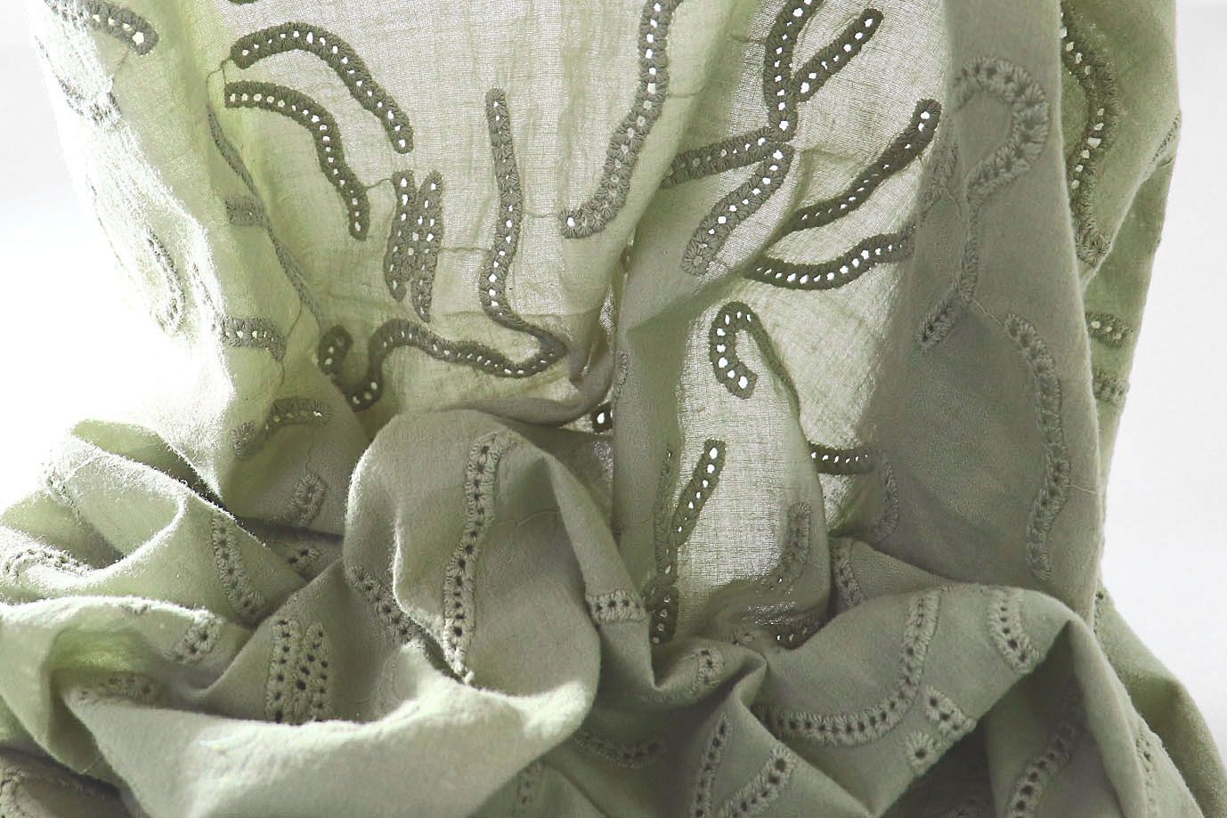 Хлопок "Батист" жатка с вышивкой/серо-зеленый 3202-PY/D#4/C#7 (EU4272)