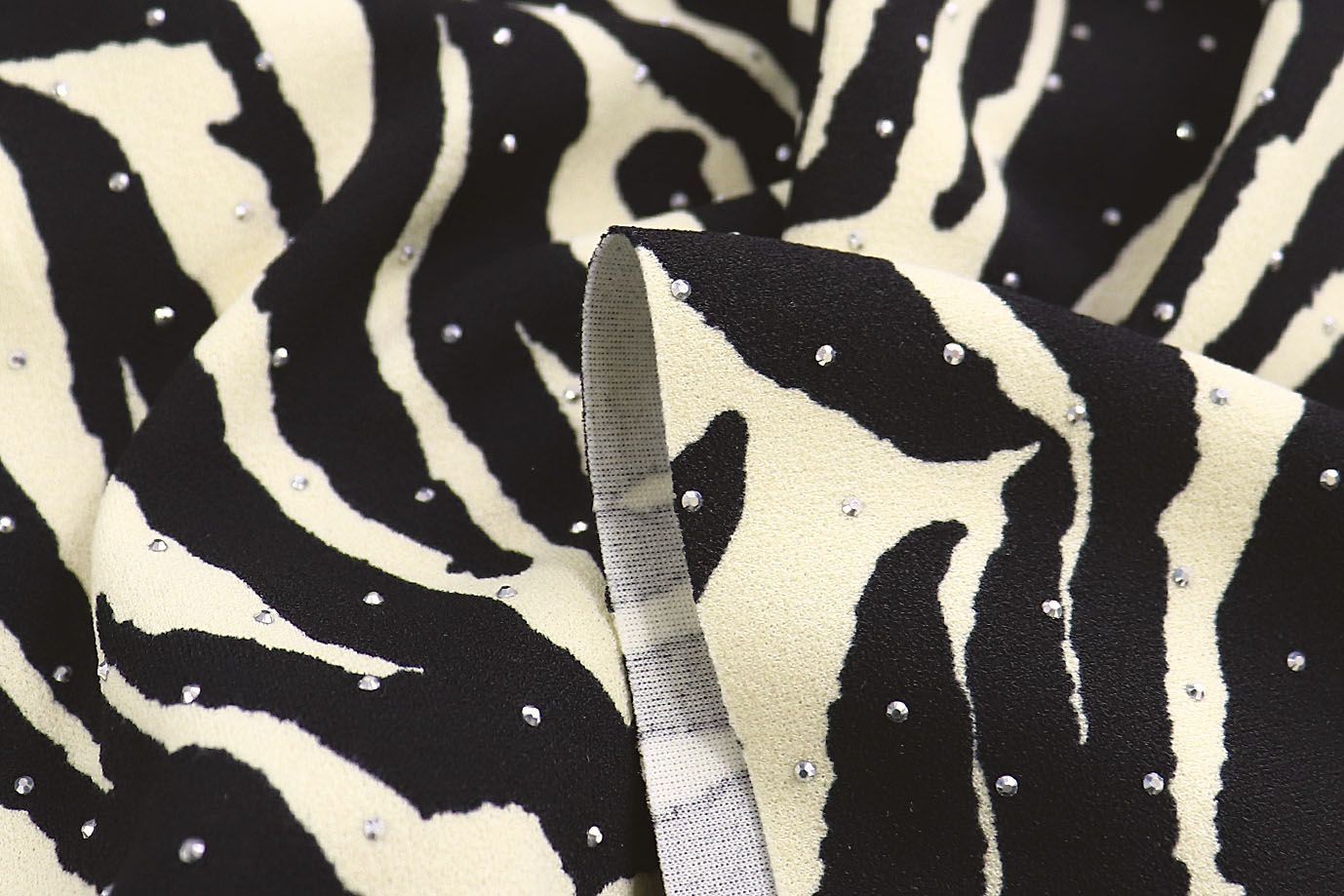 Трикотаж "Скуба" креп со стразами принт/зебра молочно-черная 3779-PY/D#2/C#2