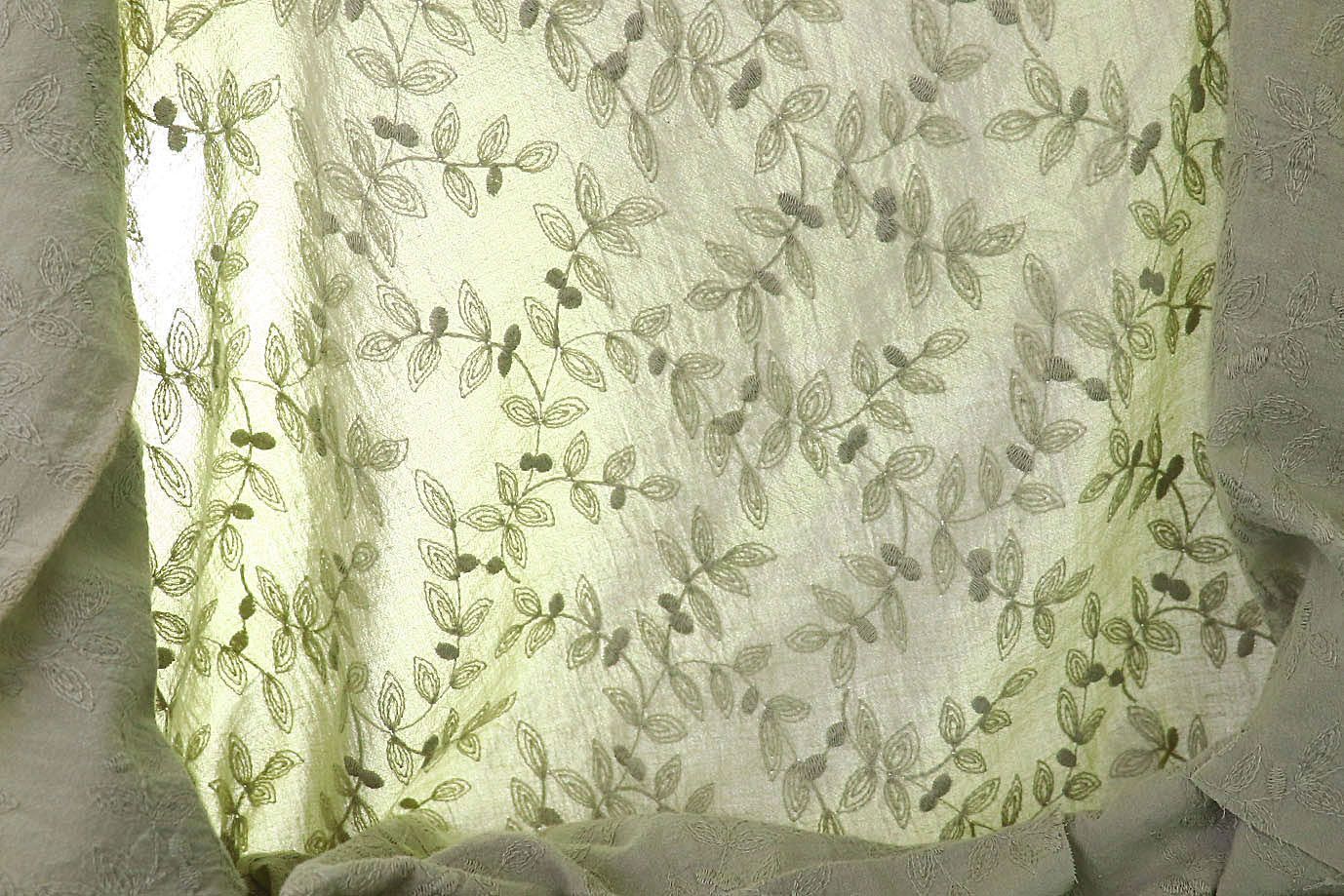 Хлопок "Батист" жатка с вышивкой/серо-зеленый 3202-PY/D#1/C#7 (EU4272)