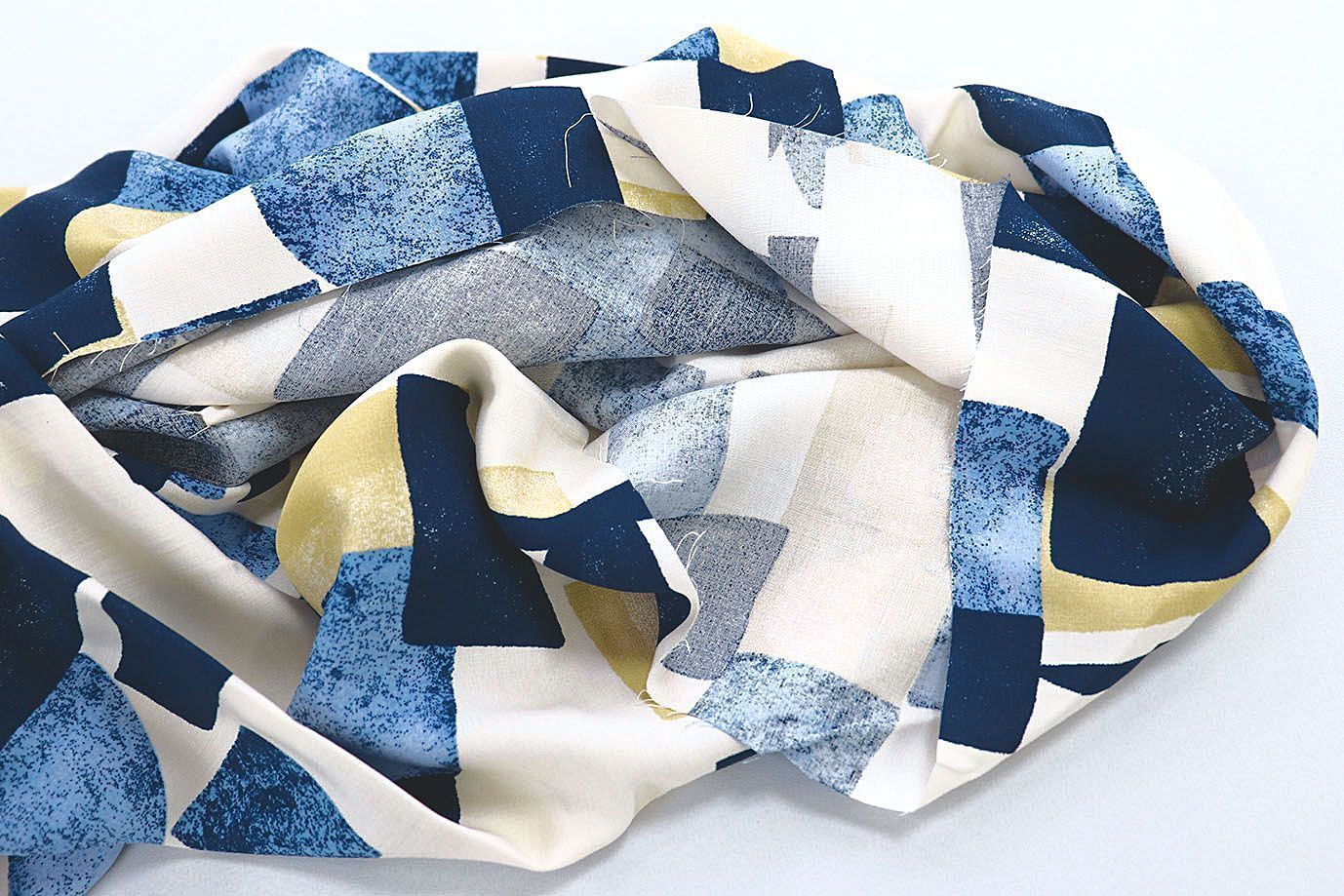 Штапель принт/сине-желтый на молочном 3858-PY/D#22/C#2