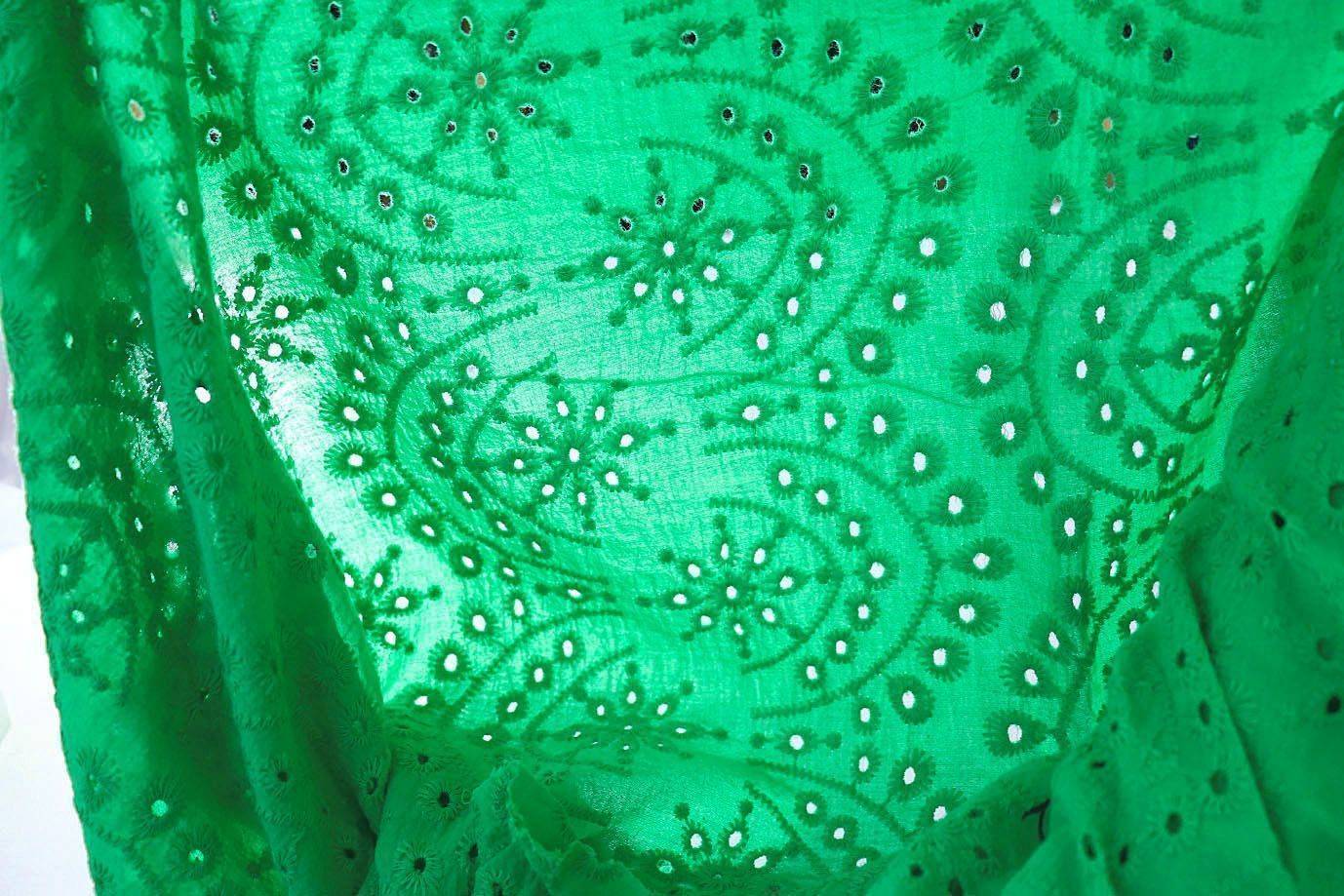 Хлопок "Батист" жатка с вышивкой/зеленый 3202-PY/D#2/C#3 (EU4272)