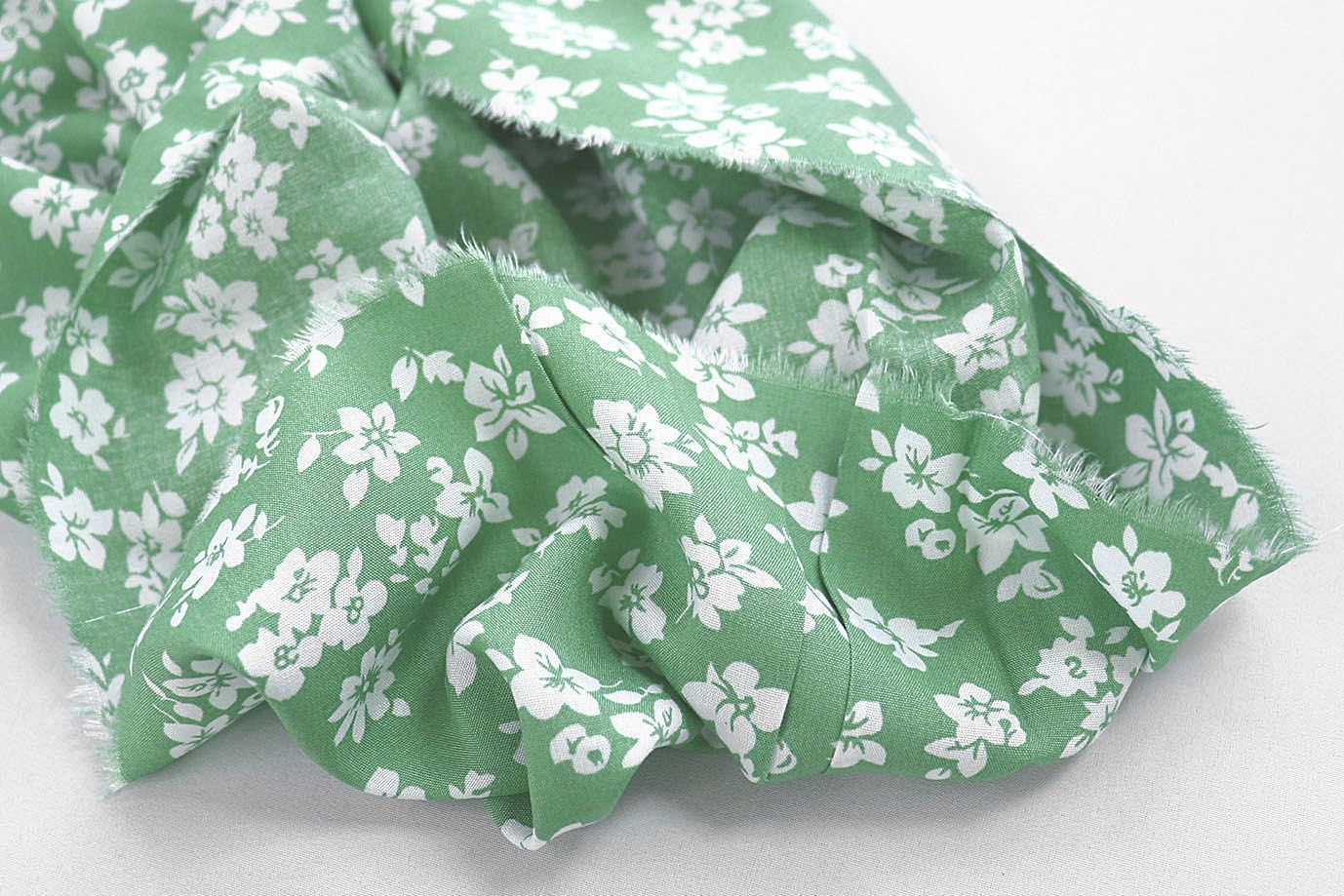 Штапель принт/цветы белые на зеленом 1374-PY/D#33/C#5