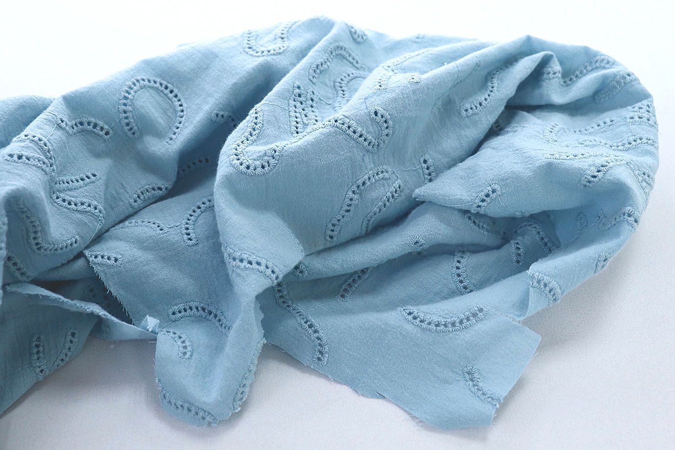 Хлопок "Батист" жатка с вышивкой/серо-голубой 3202-PY/D#4/C#6 (EU4272)