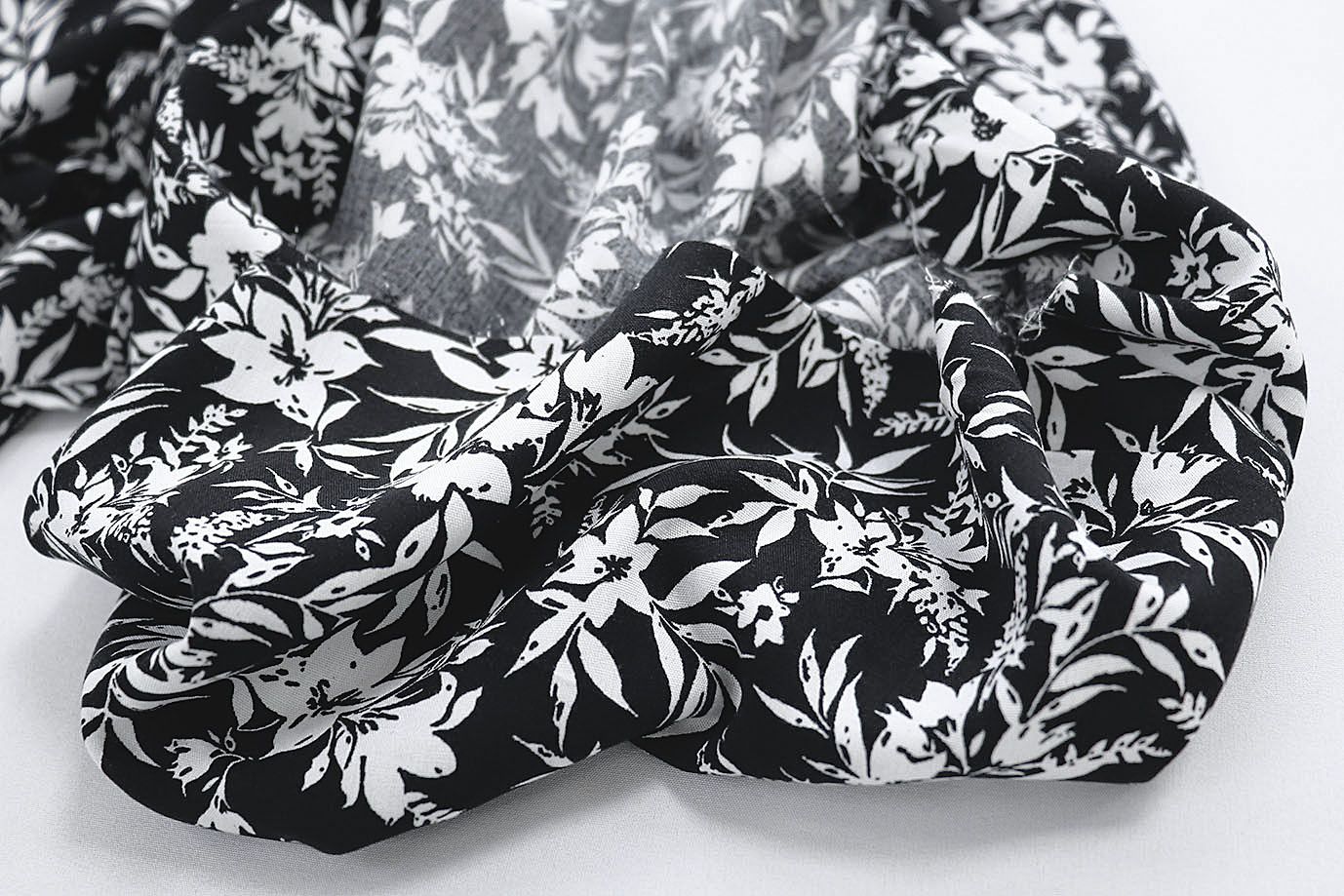 Штапель принт/цветы белые на черном 1374-PY/D#10/C#1