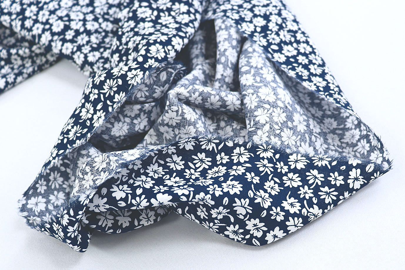 Штапель принт/цветы белые на темно-синем 1374-PY/D#37/C#3