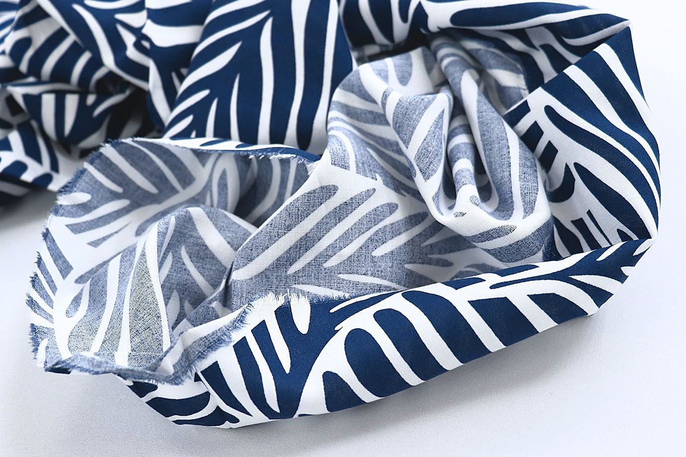 Штапель принт/листья темно-синие на белом 1374-PY/D#20/C#3