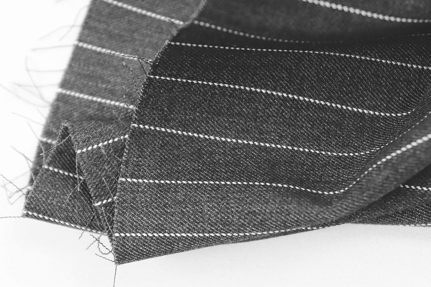 Костюмная ткань "Полоска" стрейч принт/темно-серо-белый 3961-PY/C#1