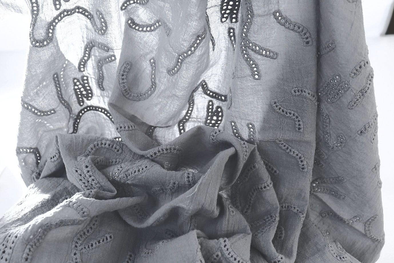 Хлопок "Батист" жатка с вышивкой/серый 3202-PY/D#4/C#5 (EU4272)