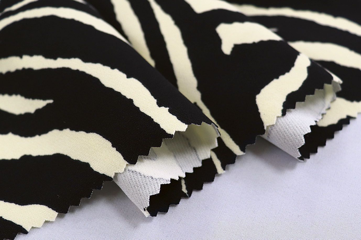 Трикотаж "Скуба" креп принт/зебра черно-молочная 3836-PY/C#1
