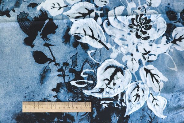 Шелк принт/цветы черно-белые на синем 3881-PY/D#4/C#6