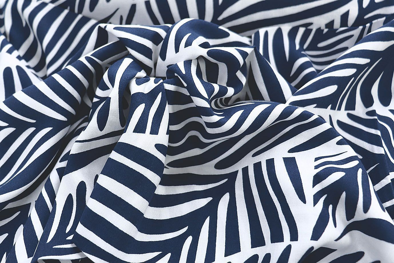 Штапель принт/листья темно-синие на белом 1374-PY/D#20/C#3