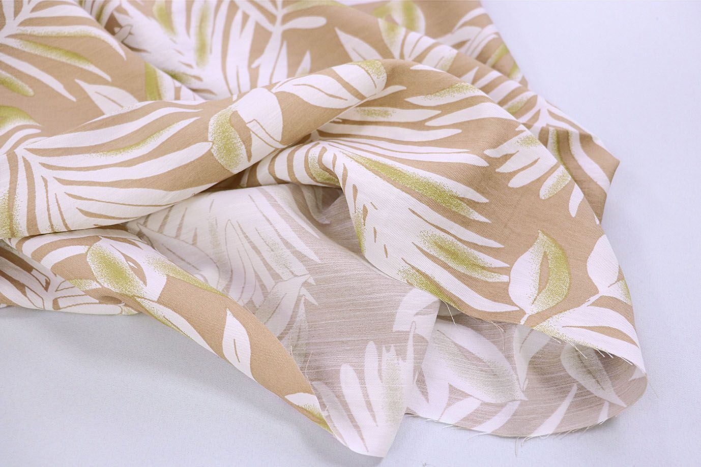 Лен N/R слаб принт/листья белые на бежевом 3826-PY/D#5/C#3