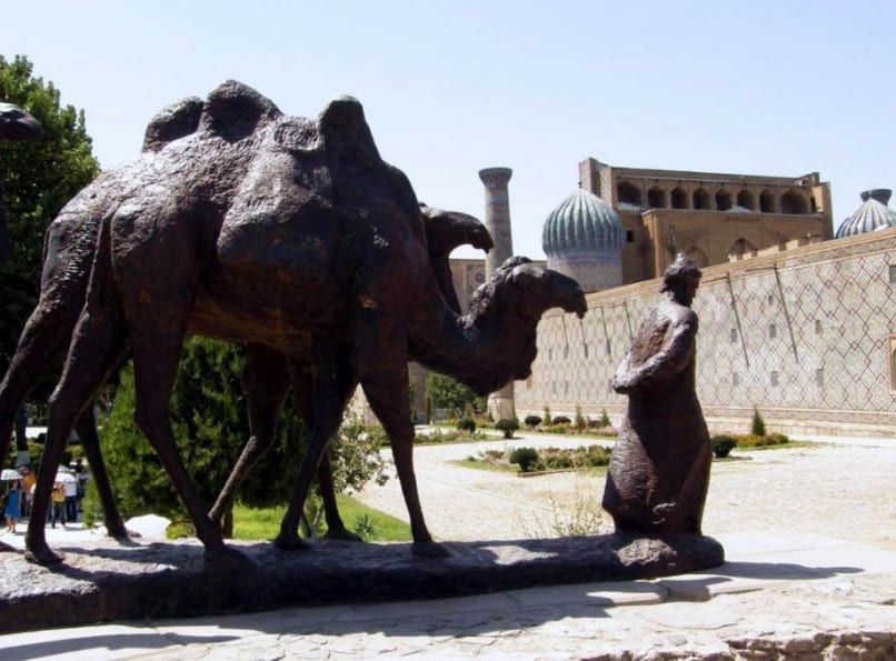 ПАМЯТНИК КАРАВАНУ ВЕРБЛЮДОВ В САМАРКАНДЕ (ныне Узбекистан)